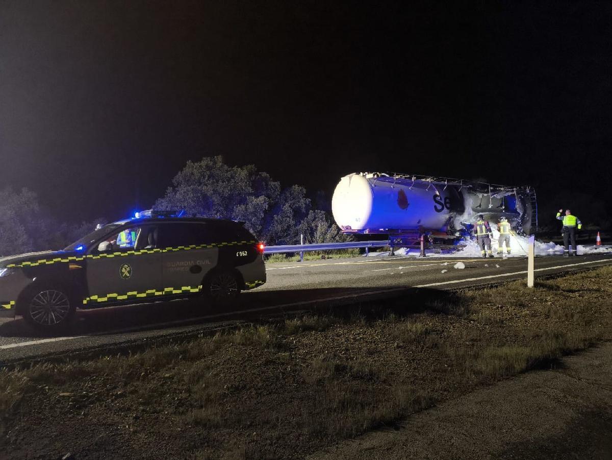 Estado del camión siniestrado en la A-66 a la altura de Monesterio.