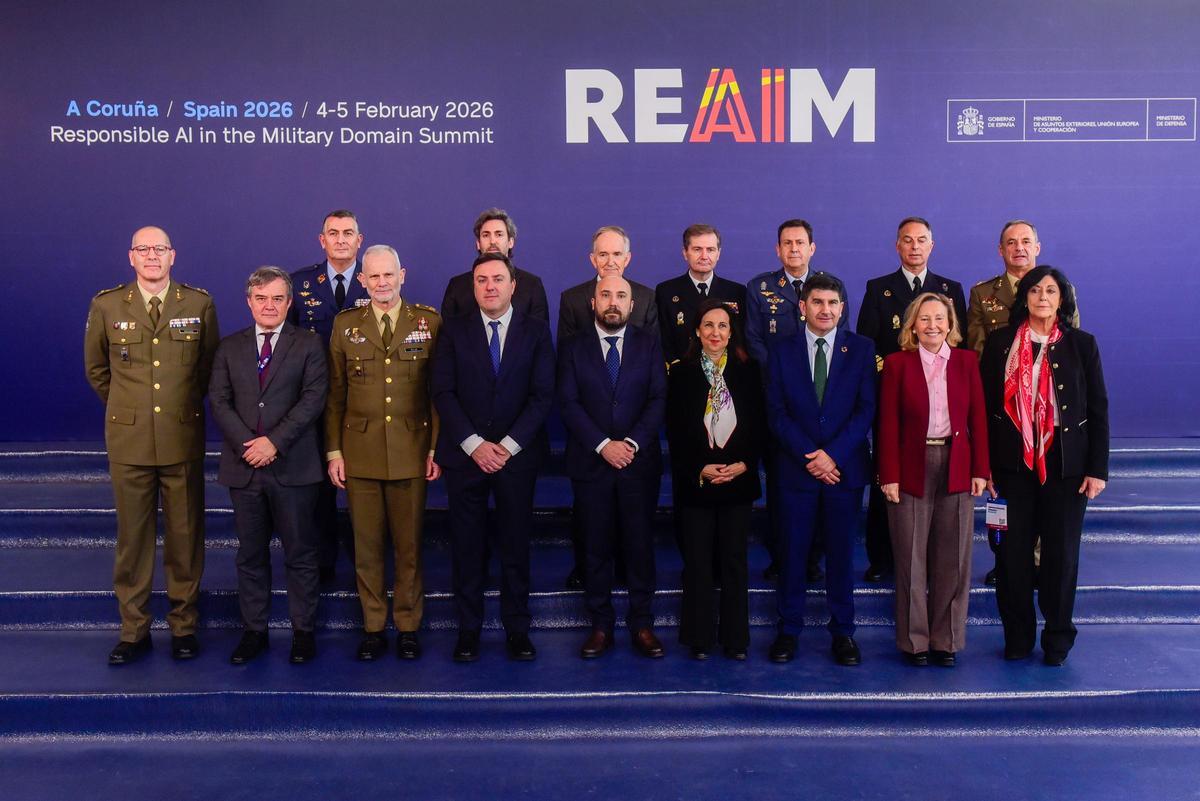 Foto de familia de las autoridades presentes en la apertura de la cumbre, con la ministra de defensa, Margarita Robles, en el centro