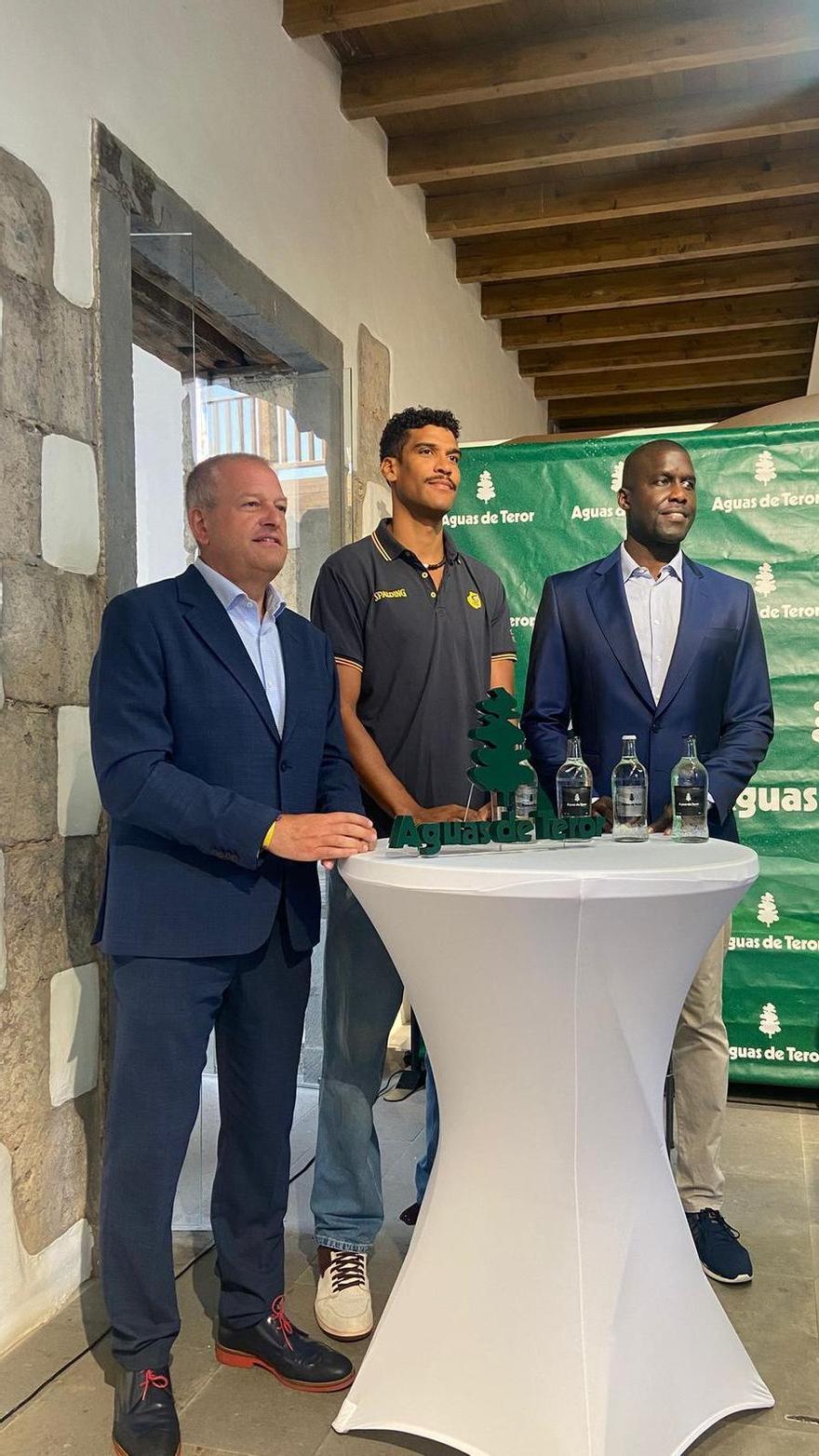 Louis Labeyrie, en el centro dela imagen, durante su presentación.