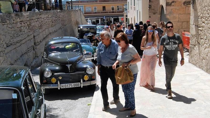 La exposición de coches clásicos atrajo curiosos.