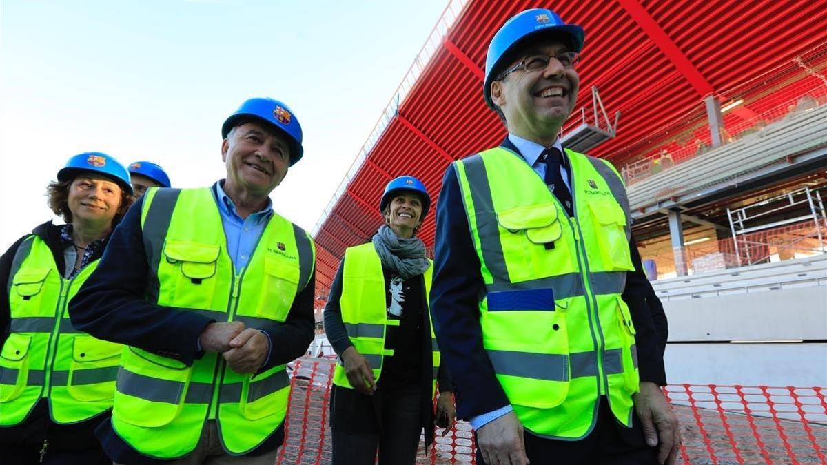 Bartomeu, en primer plano, junto a Susila Cruyff y Antoni Poveda, alcalde de Sant Joan Despí.