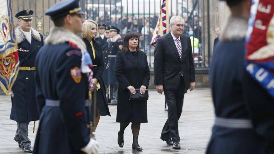 El socialdemócrata Milos Zeman asume la presidencia de la República Checa