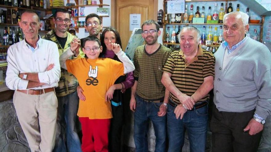 Los propietarios del bar Collao, con familiares y clientes: Javier Parajón, Óscar Navareño, David Navareño, Julián Navareño, Angelina Parajón, Julián Navareño (hijo), David Parajón y Alfredo Vigil.