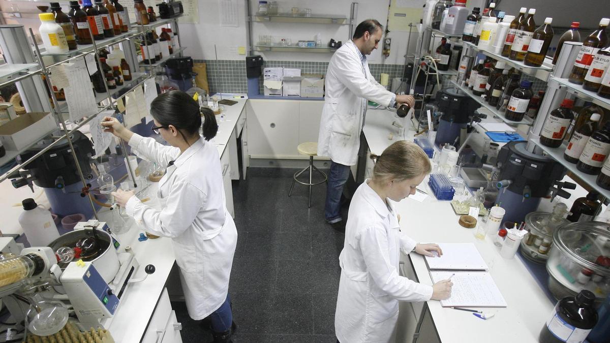 Investigadores, en un laboratoriod de la UVigo.