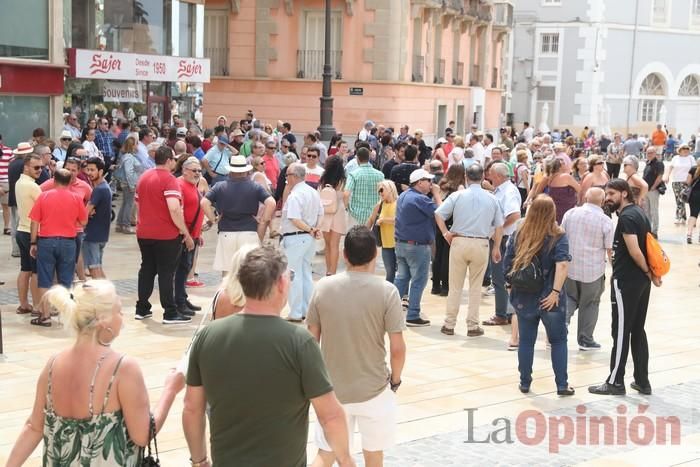 Cientos de personas protestan frente al Ayuntamiento de Cartagena por el pacto entre PP, PSOE y Cs