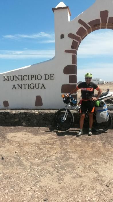 Antonio Mendoza viaja con su bicicleta