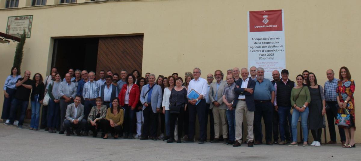 Membres del Consell Regulador de la DO Empordà, celleristes i convidats davant l’antiga Cooperativa de Capmany. | SANTI COLL