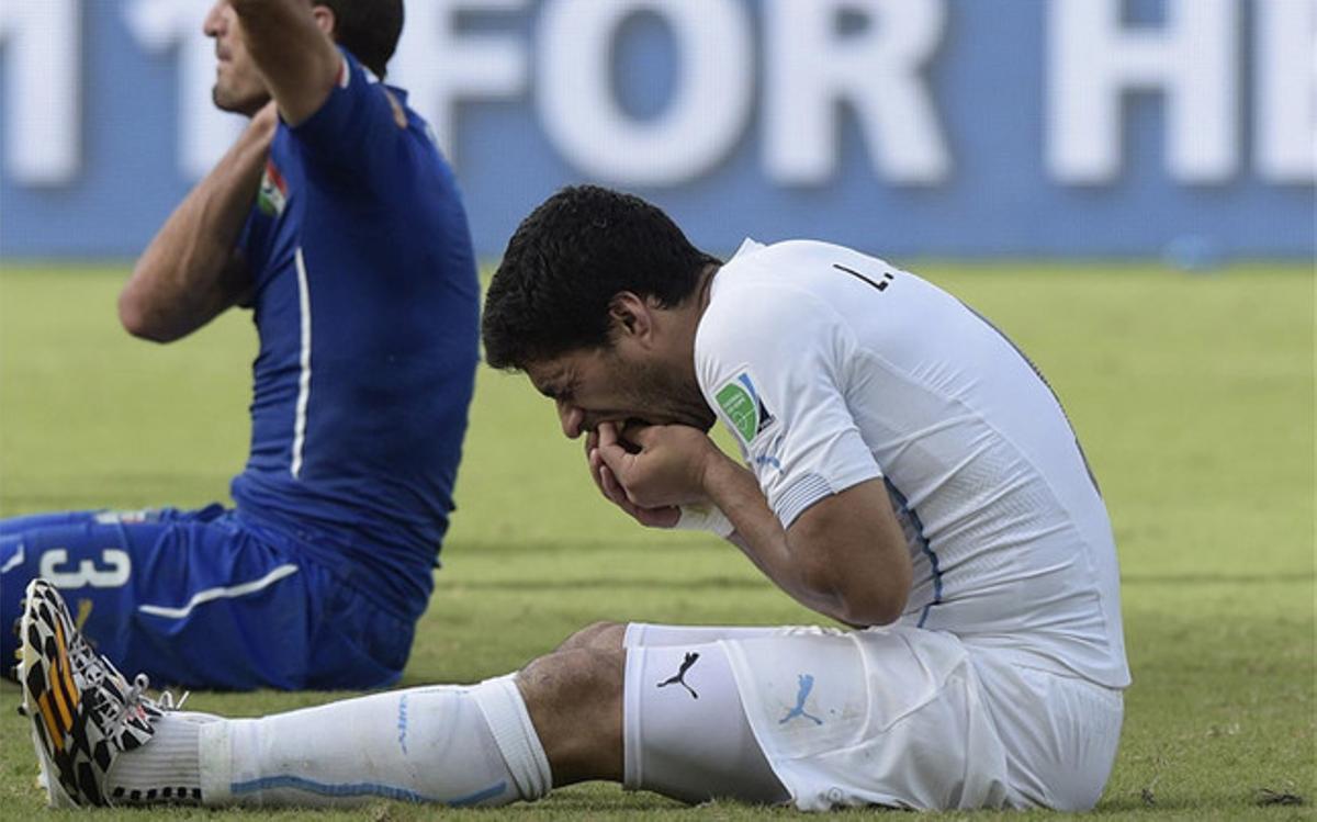 Luis Suárez, justo tras el mordisco a Chiellini.