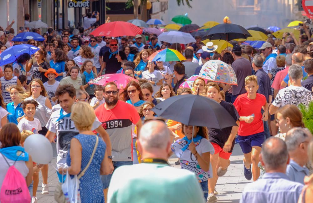 Multitudinaria participación en la tradicional carrera del Ayuntamiento a la plaza Castelar con motivo de la festividad de la Virgen de la Salud