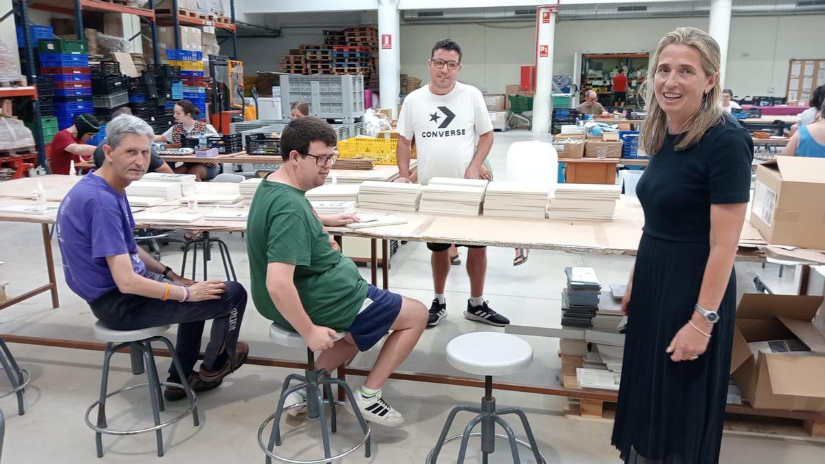 La director de Espurna de Gandia junto a un grupo de usuarios del centro