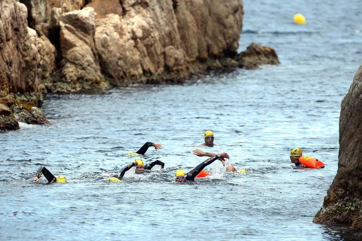 Grup practicant la natació a Sant Feliu de Guíxols, a Costa Brava.