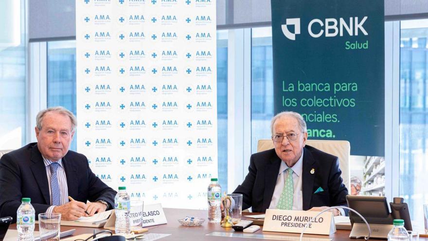 Diego Murillo (drcha.) y Mateo Velasco, durante la firma del acuerdo en la sede de A.M.A.   | // FDV