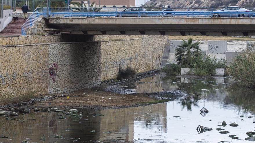Los vecinos de Gran Vía Sur Alicante exigen al bipartito la limpieza del Barranco de las Ovejas
