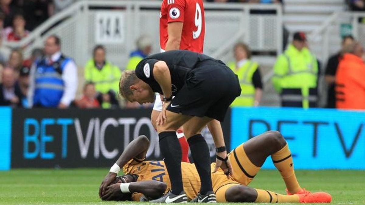 Sissoko, tendido sobre el terreno de juego tras sufrir un golpe en la cabeza