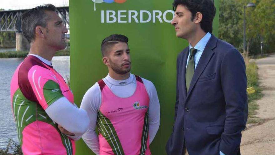 Emilio Merchán y Alejandro Sánchez, conversando con Ignacio Antolín, de Iberdrola.