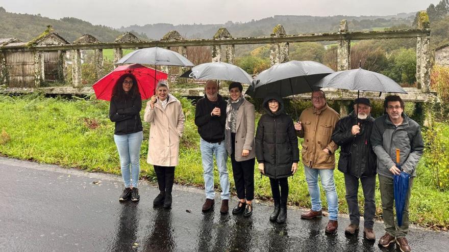 Membros do BNG xunto a veciños da parroquia de Ribela ante o hórreo.