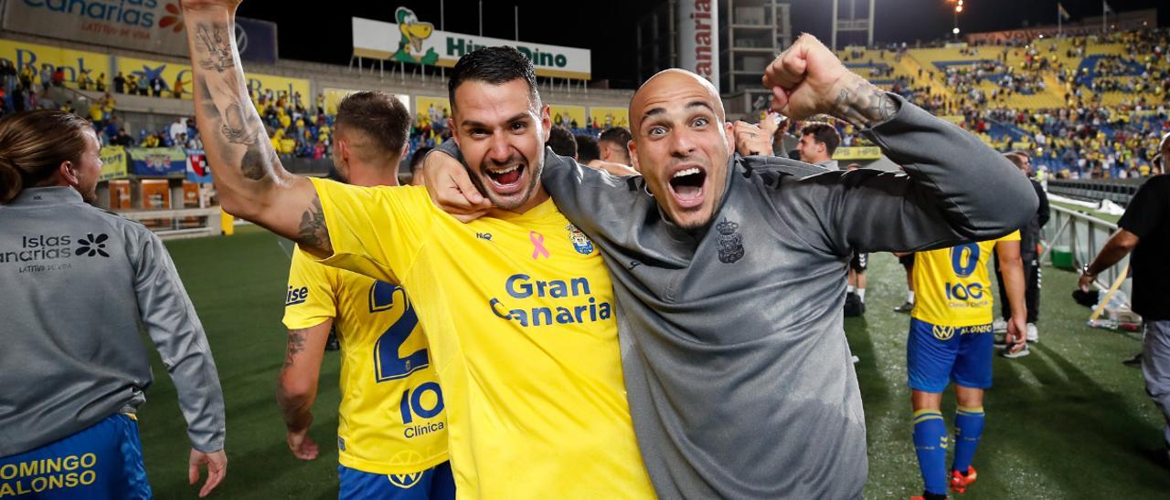 Vitolo y Sandro celebran la victoria de la UD Las Palmas sobre el Cartahena.