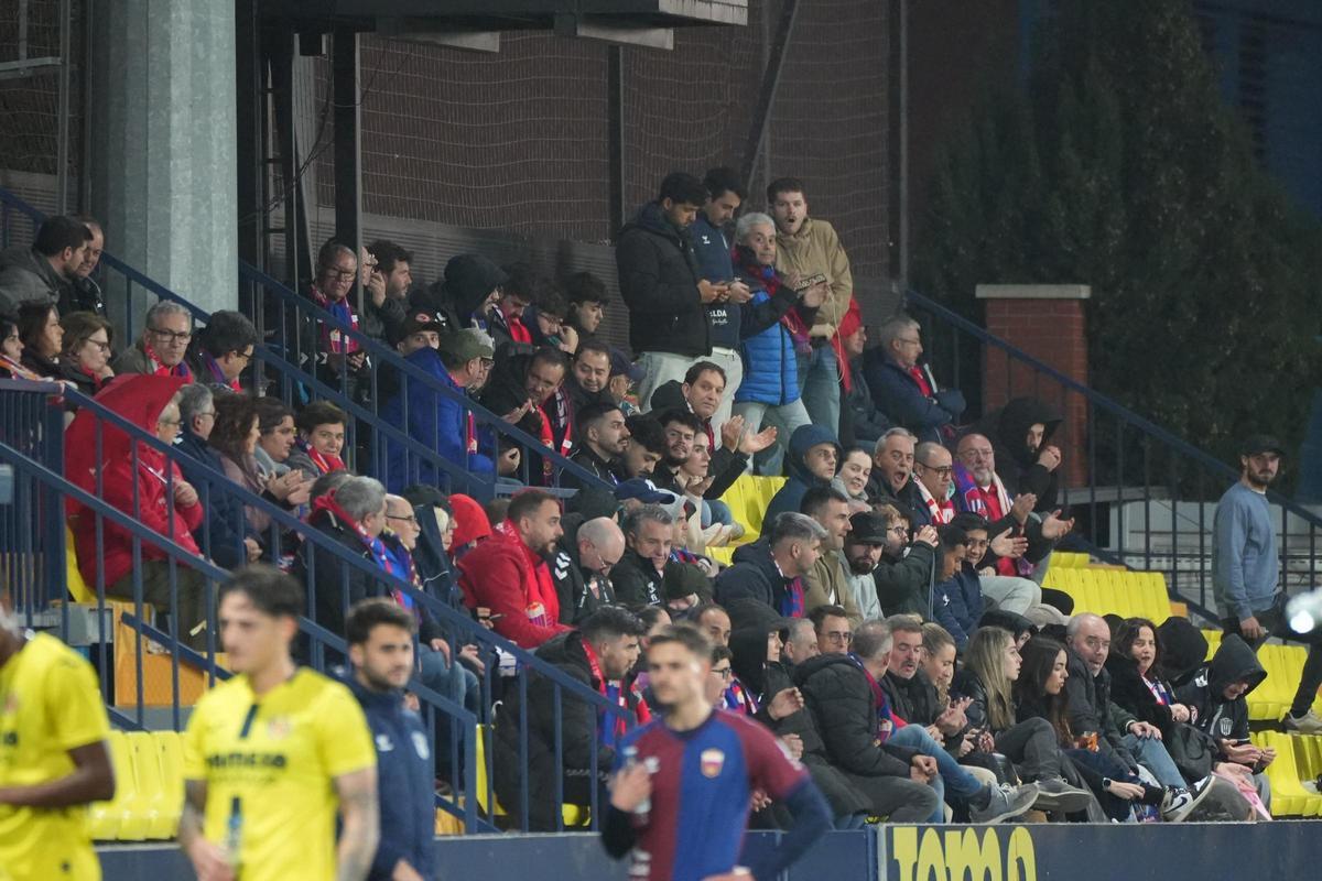 Medio centenar de aficionados del Eldense se desplazaron hasta Villarreal.