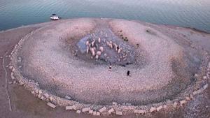 El Stonehenge español emerge por la sequía en Cáceres.