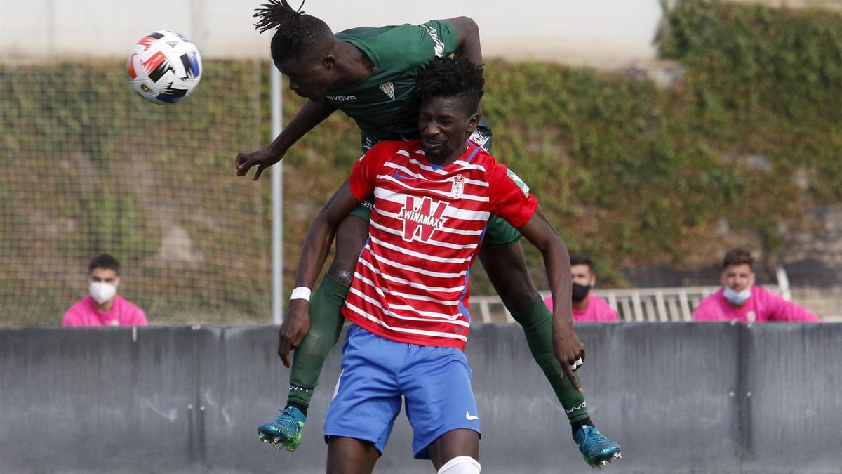 Djetei se impone a Marong en el encuentro que jugó el Córdoba CF en Granada, ante el filial nazarí.
