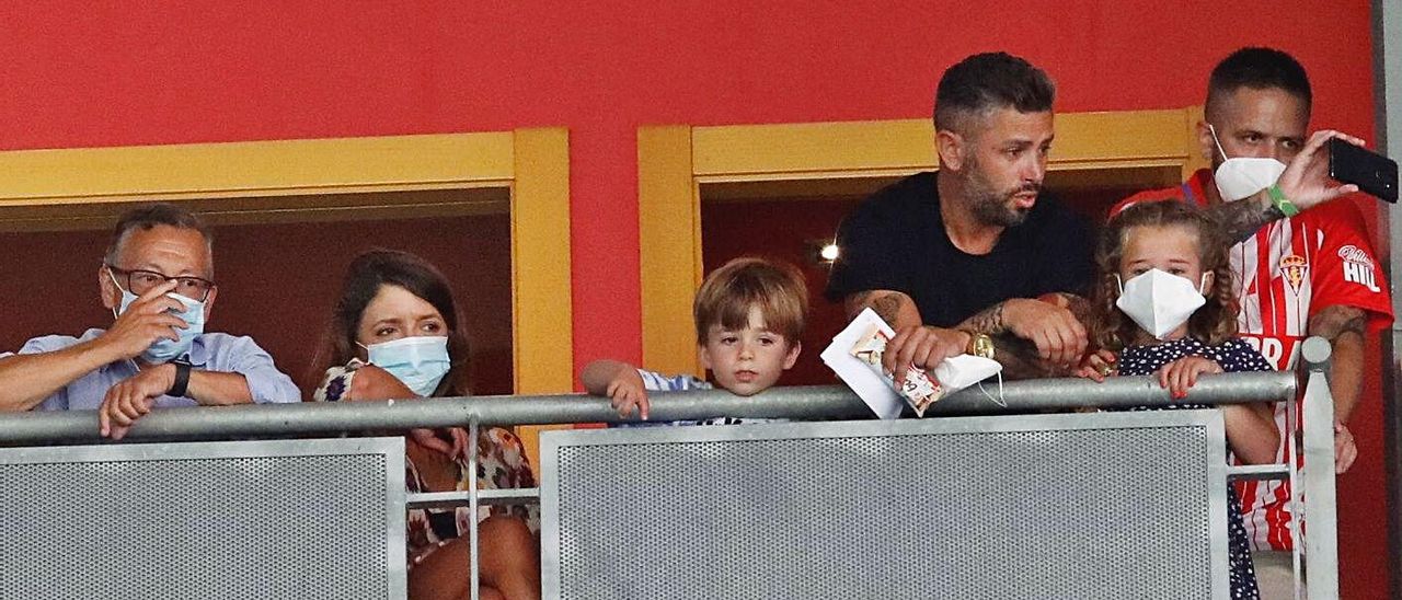 Manu Preciado, entre sus hijos Raúl y Valeria, con Leli Rubiera, primero por la izquierda, aye en El Molinón. | Á. G.