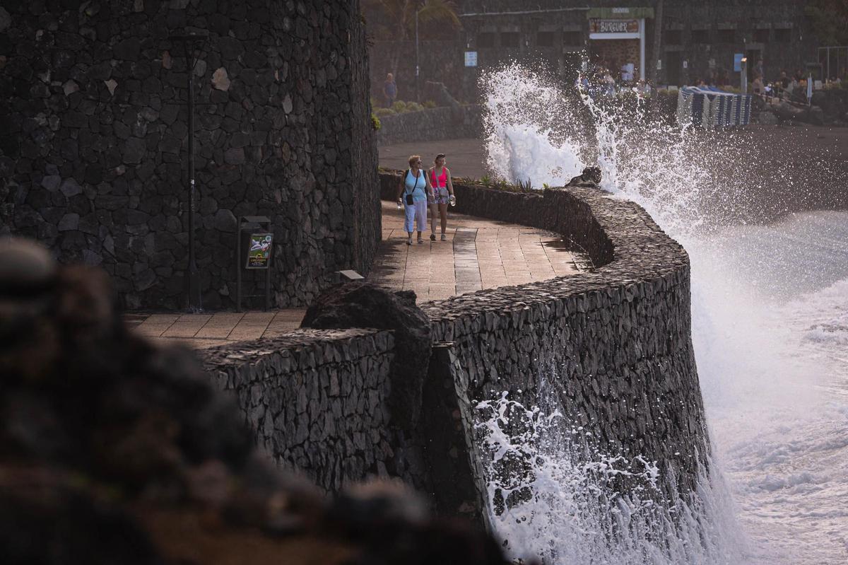 El mar salta por encima del paseo de Punta Brava, en Puerto de la Cruz como efecto de la borrasca Therese.