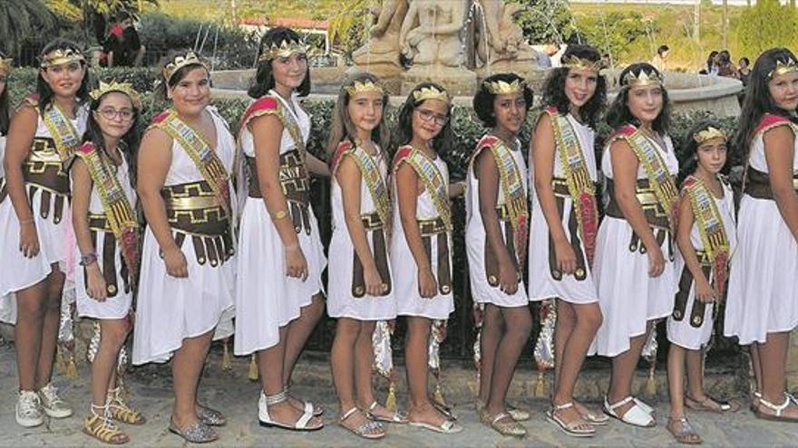 La primera corte de honor infantil de Vall d’Alba se estrena en las fiestas patronales