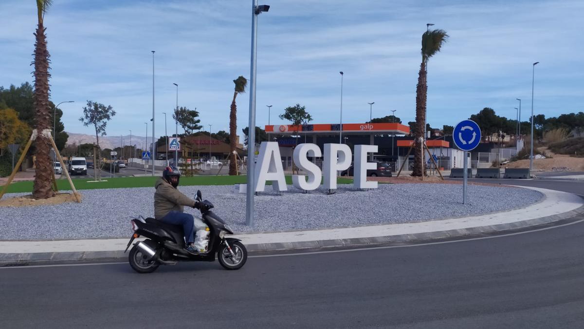 La rotonda de la avenida de Orihuela en Aspe.