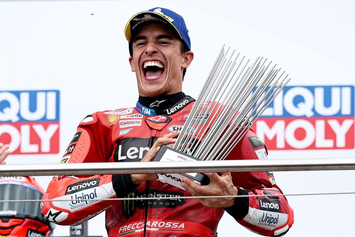 Hohenstein-Ernstthal (Germany), 13/07/2025.- Ducati Lenovo Team rider Marc Marquez of Spain celebrates on the podium after winning the Moto GP race of the motorcycling Grand Prix of Germany at the Sachsenring racing circuit in Hohenstein-Ernstthal, Germany, 13 July 2025. (Motociclismo, Alemania, España) EFE/EPA/FILIP SINGER