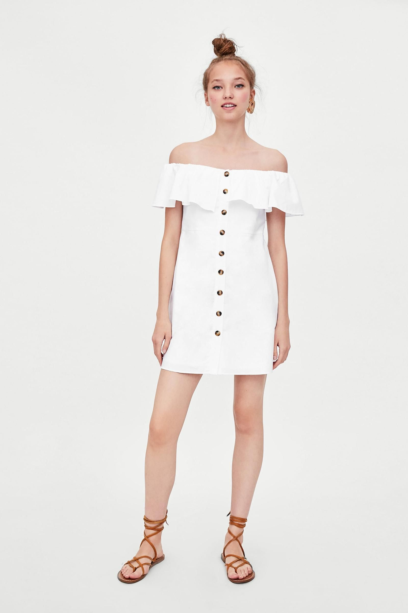 Vestido blanco con los hombros al descubierto de Zara