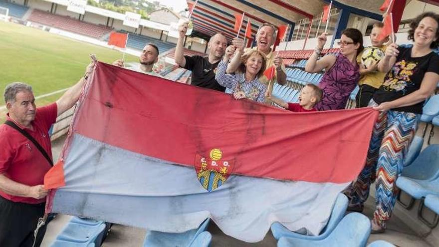 El presidente y voluntarios del club, ayer, con las banderolas que se repartirán. // B. Lorenzo