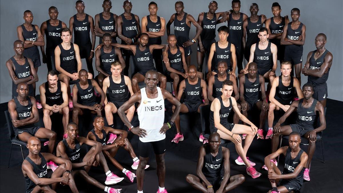 aguasch50329940 eliud kipchoge  white vest   world record holder  olympic ch191010192414