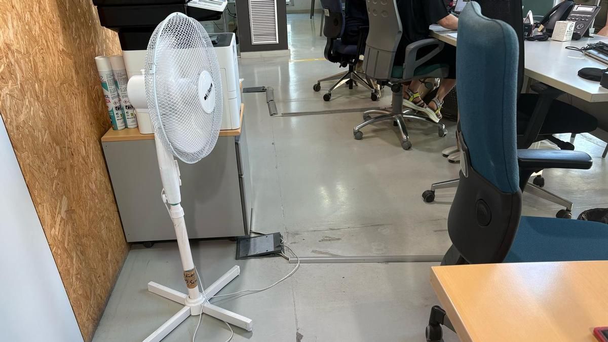 Los trabajadores del SEPE de Sueca intentan combatir el calor.
