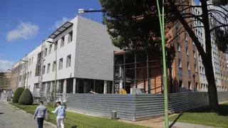 El edificio de los antiguos juzgados estrena 'piel' y estará listo para el verano