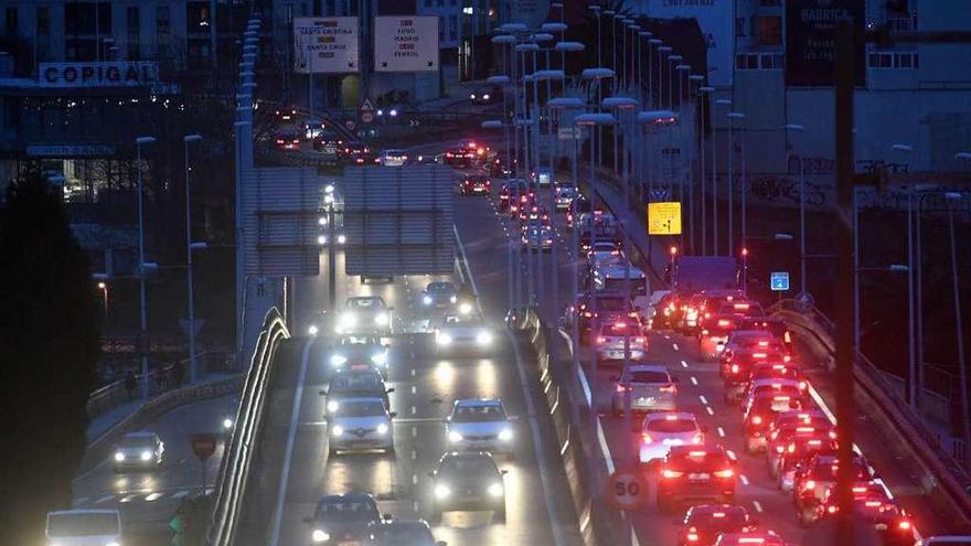 Vehículos entran y salen de la ciudad por el puente de A Pasaxe, ayer en hora punta.