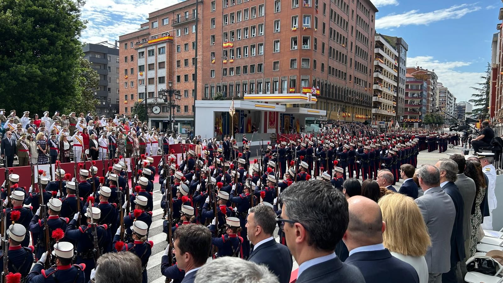 EN IMÁGENES: Así fiue el multitudinario desfile en Oviedo por el Día de las Fuerzas Armadas