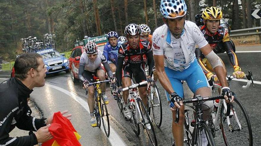 Ezequiel Mosquera encabeza la subida a un puerto seguido por Valverde en la Vuelta 2009. / j. etxaburu