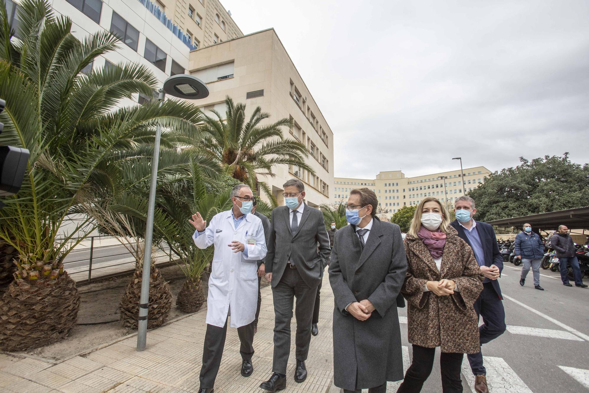 Visita de Puig a la ampliación de urgencias del Hospital de Alicante