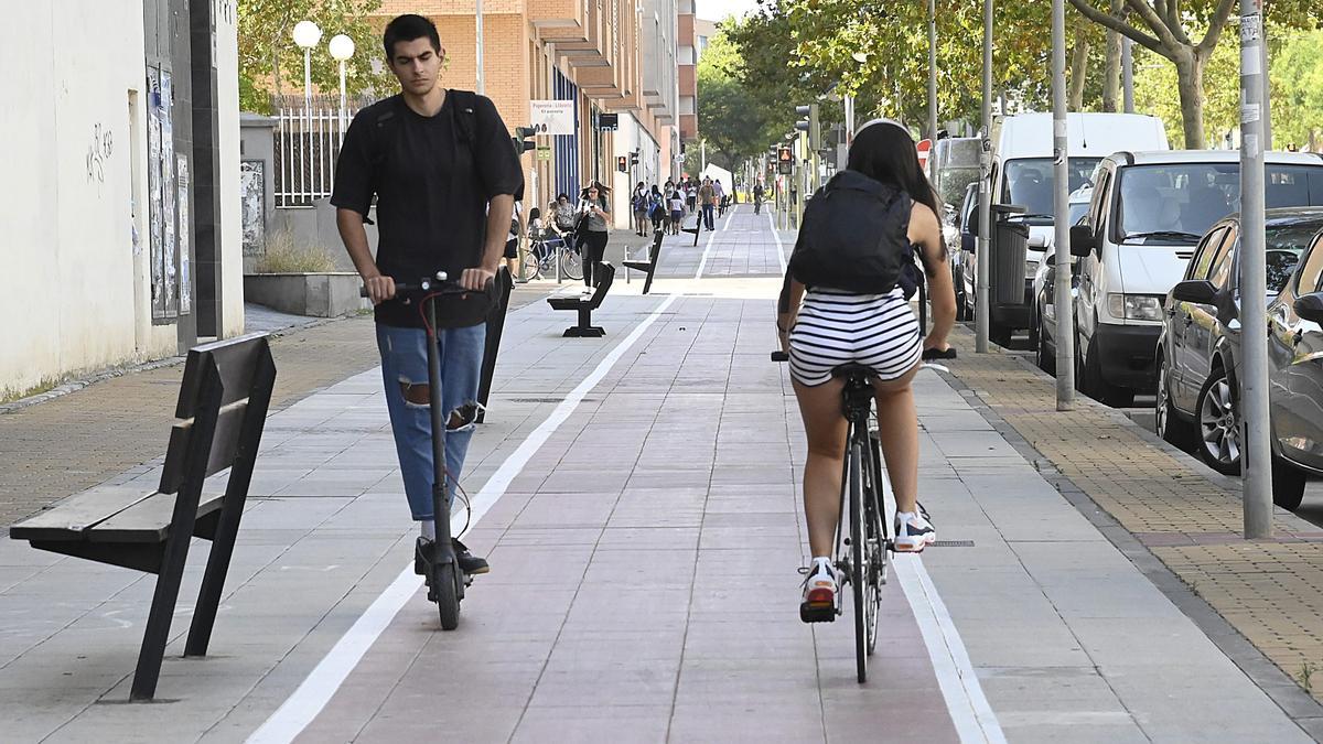 Usuarios circulan por Castelló con bici y patinete.
