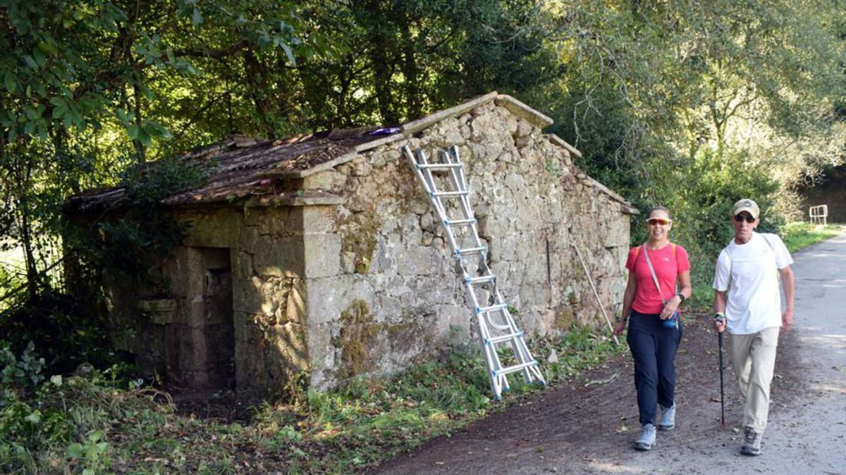 Caminantes, avanzando al lado del molino en fase de recuperación.