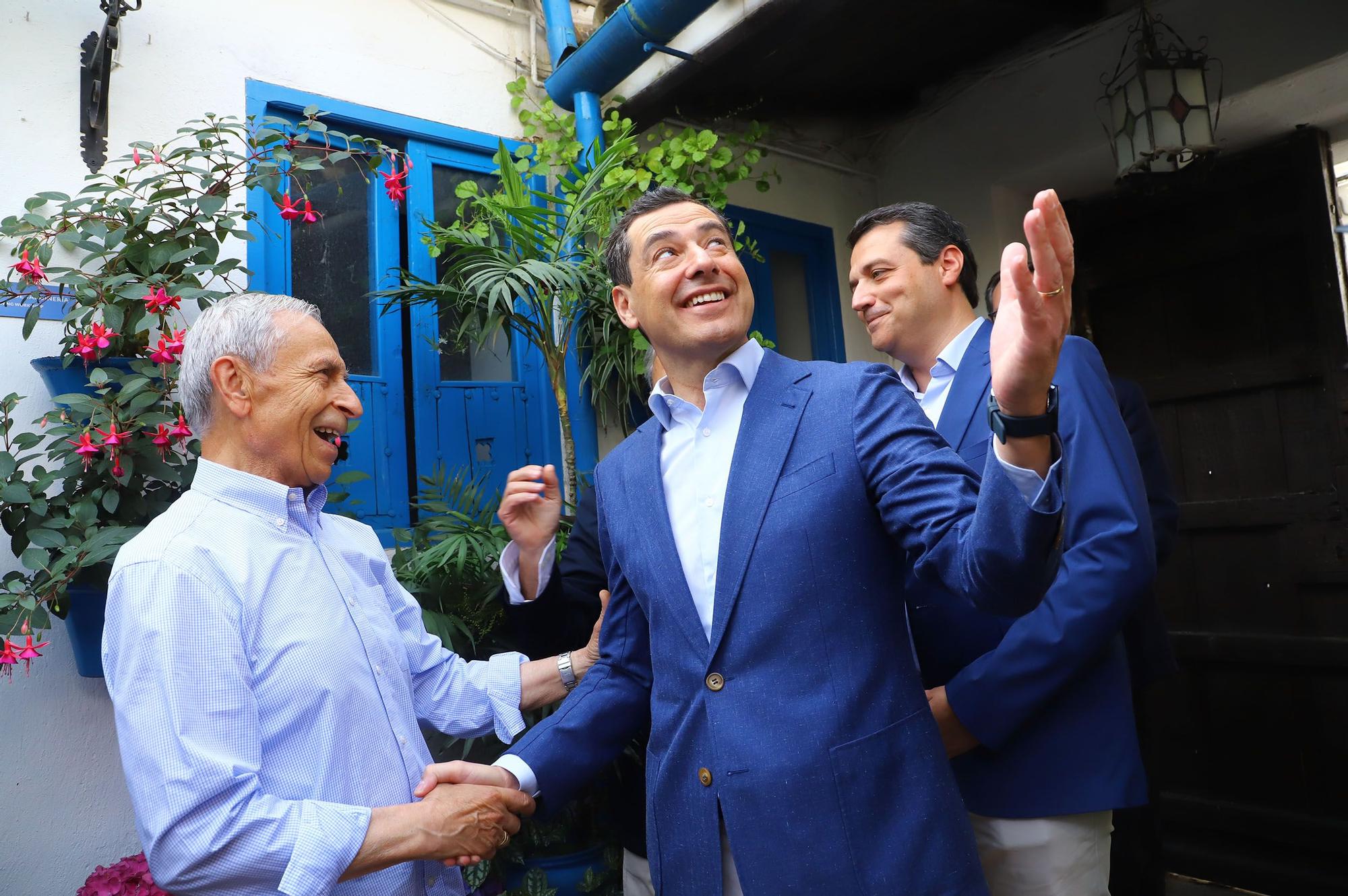 Juanma Moreno visita los Patios de Córdoba