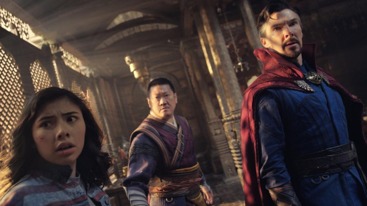 América Gómez (Xochitl Gomez), Wong (Benedict Wong) y Dr. Strange (Benedict Cumberbacht), en 'Doctor Strange en el multiverso de la locura'