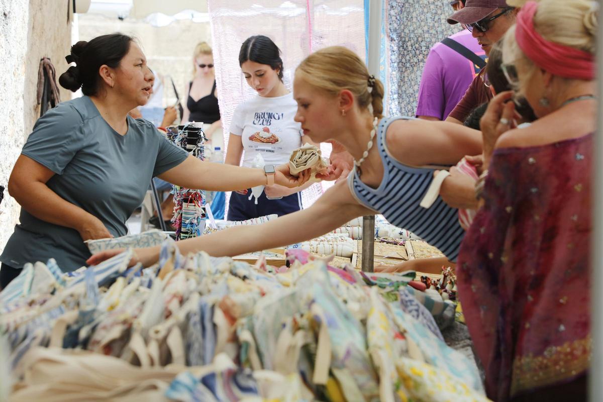 Mallorcas internationaler Wochenmarkt: So trubelig geht es mittwochs in Santanyí zu