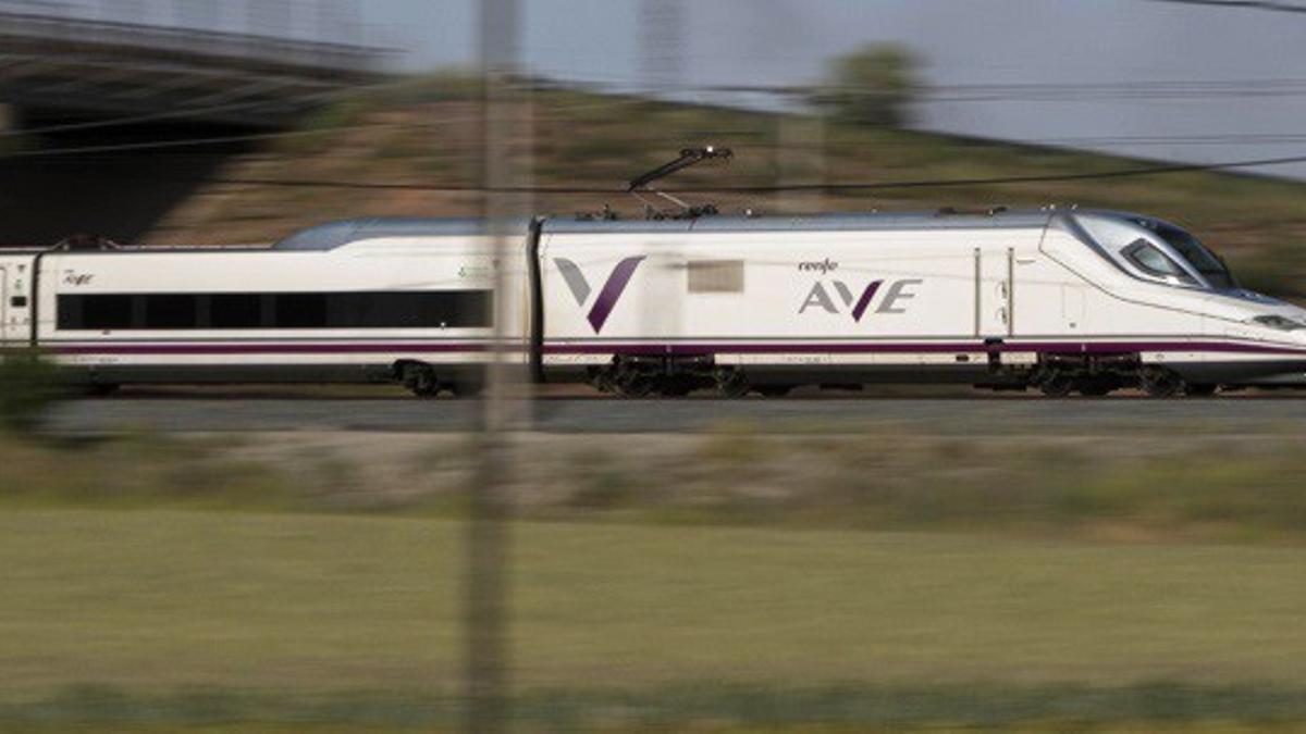 Tren de alta velocidad, AVE, durante un trayecto.