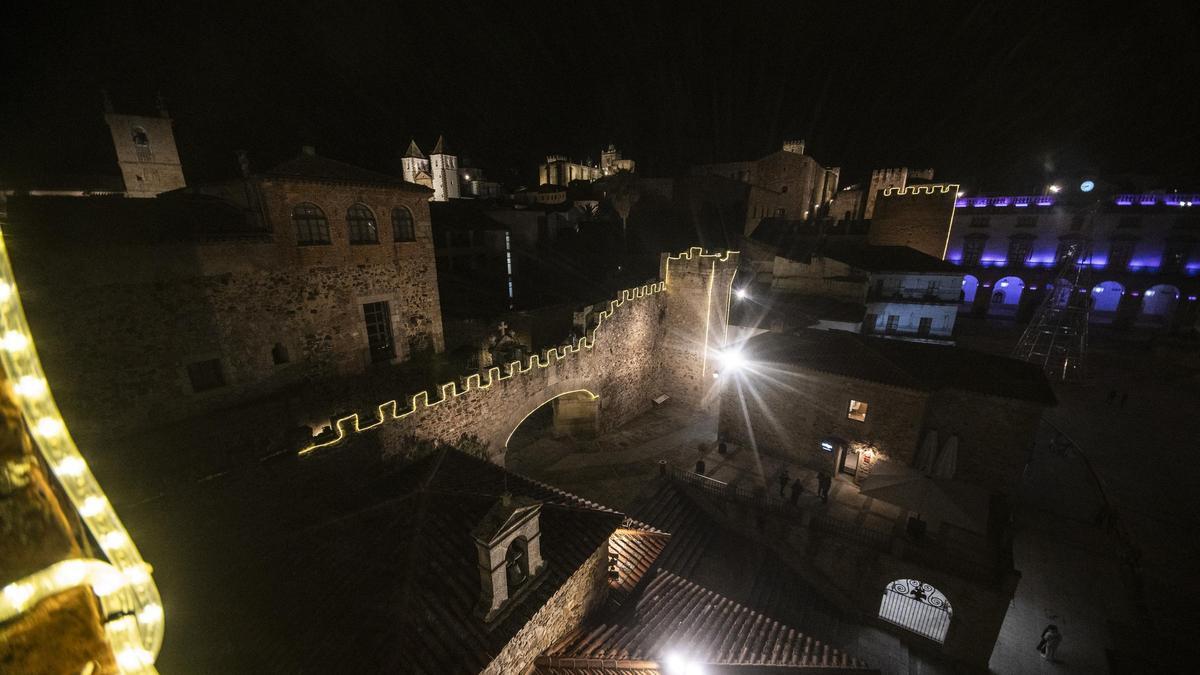 VIDEO | Una iluminación LED no invasiva viste la muralla de Cáceres en el inicio de la Navidad