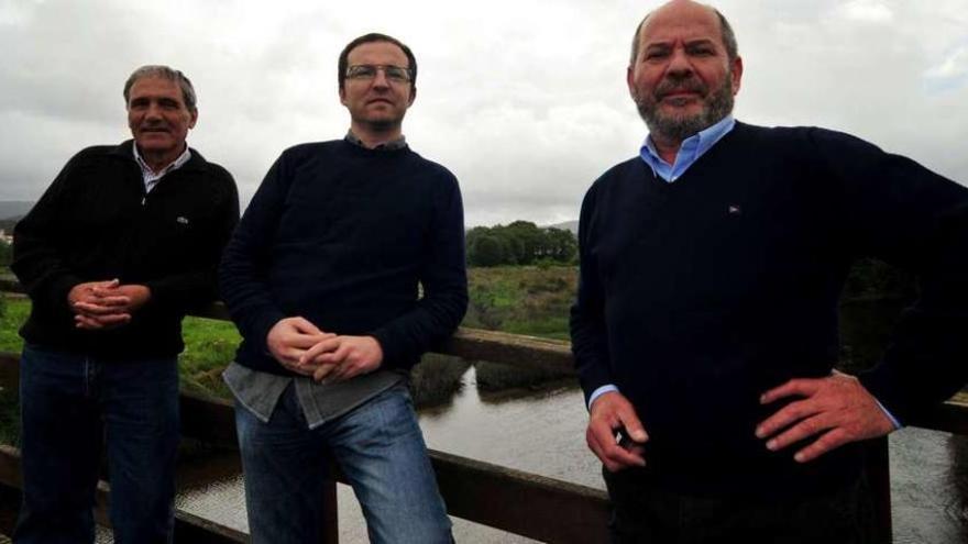 Pepe varela, Javier Aspérez y Antonio Rial, miembros de la candidatura de Meaño Independiente. // Iñaki Abella