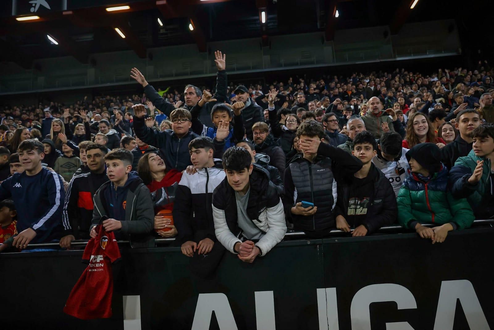 La afición se vuelca con el Valencia CF en el entrenamiento de Mestalla