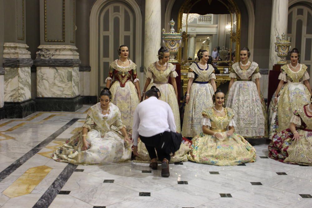 Armando, poniendo en orden faldas y delantales para que la foto salga ben