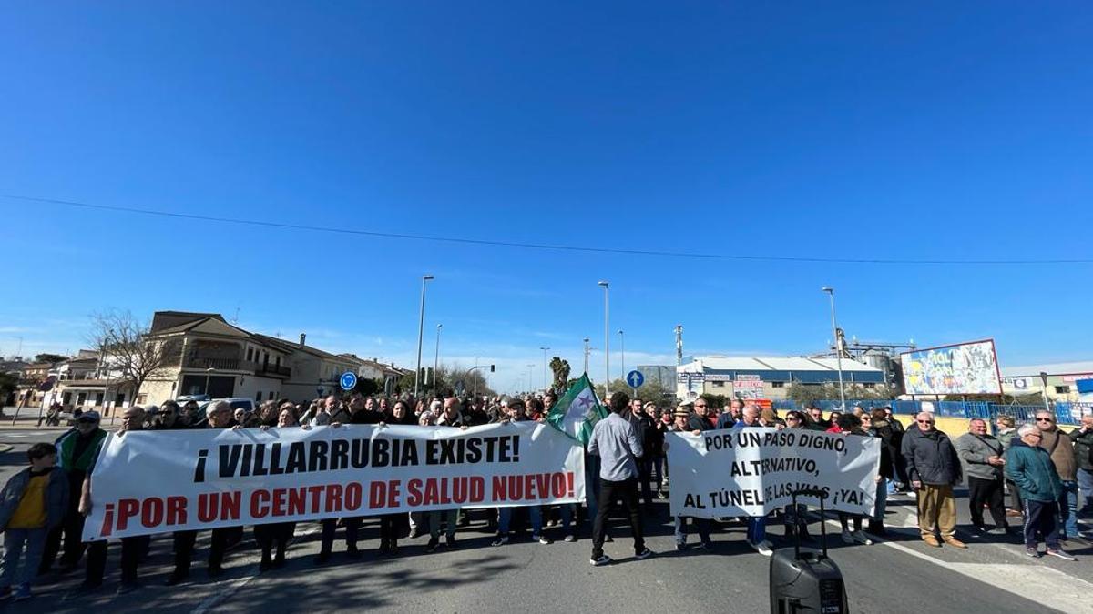 Concentración en Villarrubia por un nuevo consultorio y un paso subterráneo para sortear la vía.