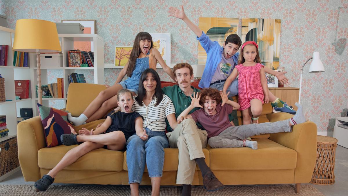 Daniel Pérez Prada y Mariam Hernández, rodeados de sus hijos en 'Padre no hay más que uno. La serie'